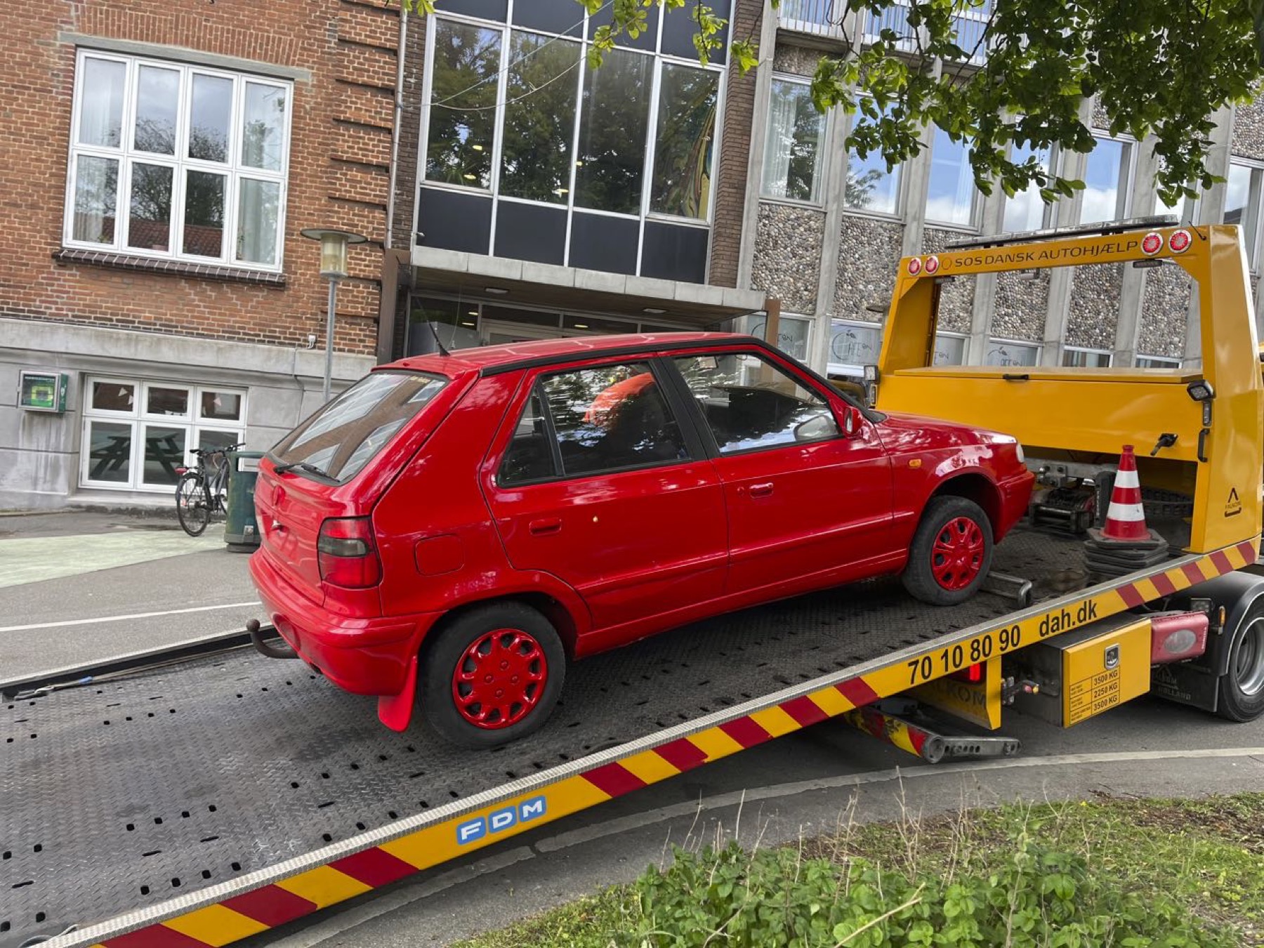 Bilerne: bilerne transporteres til udstillingen