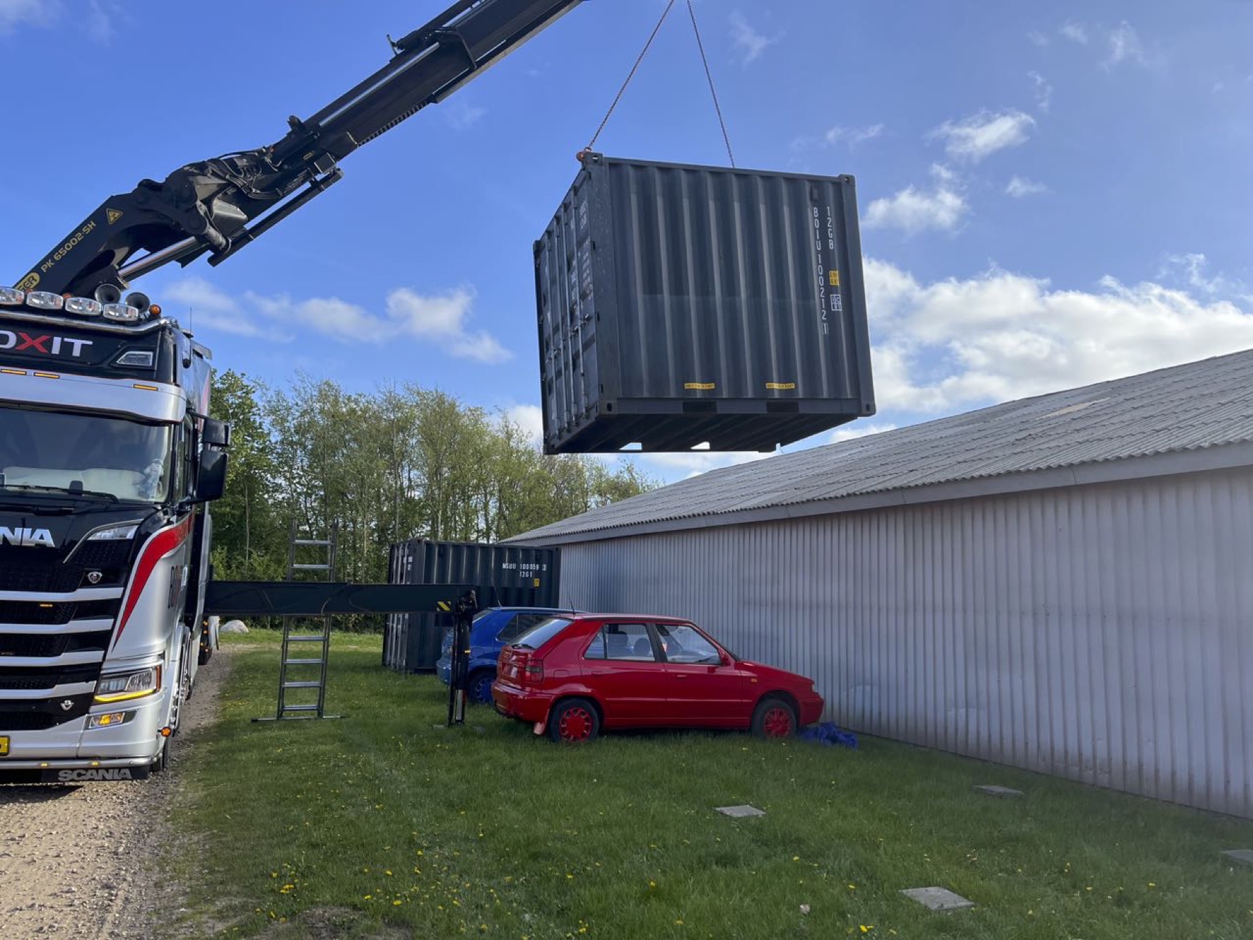 Containerne: containeren ankommer