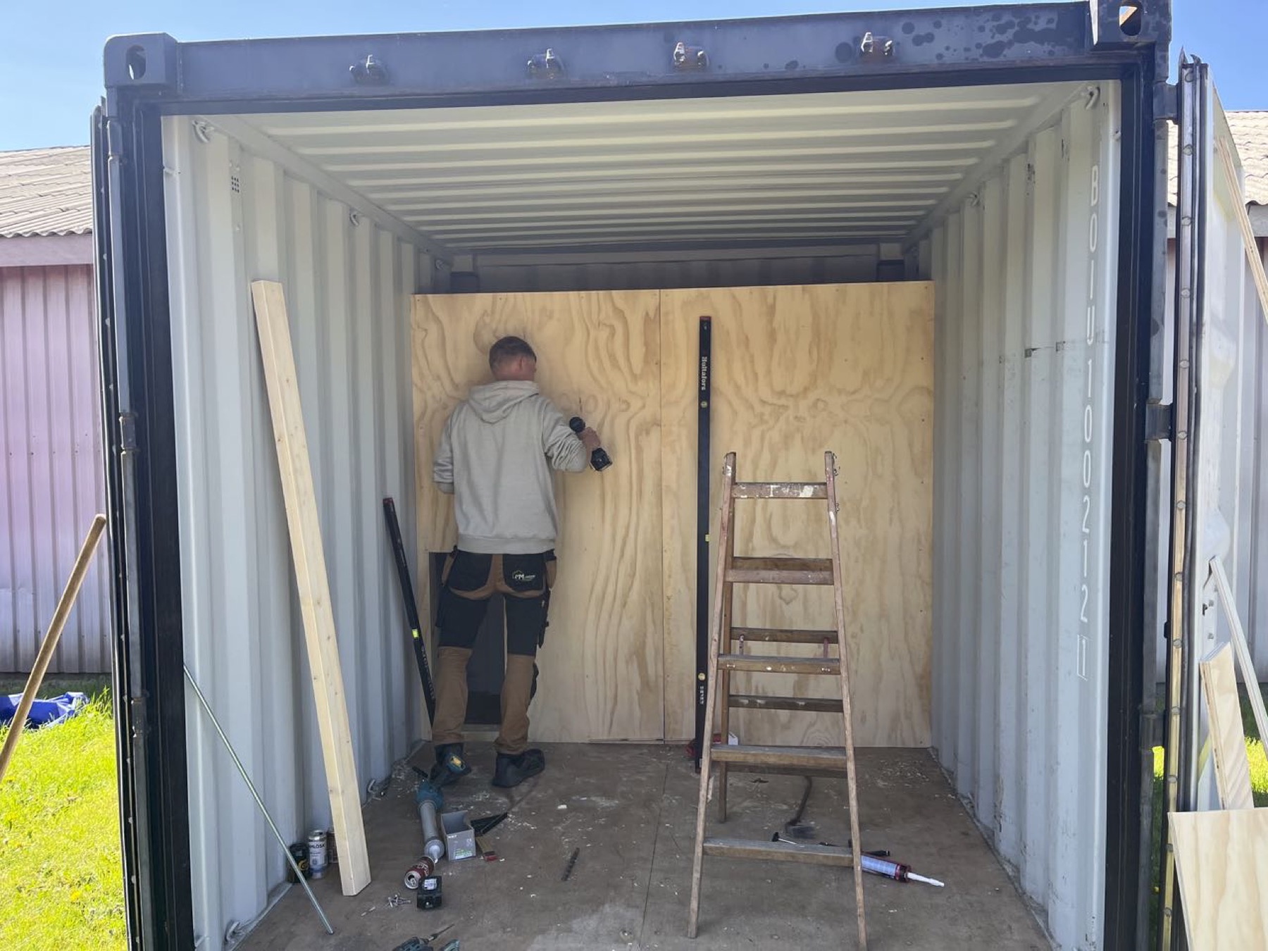 Containerne: det første rum bygges