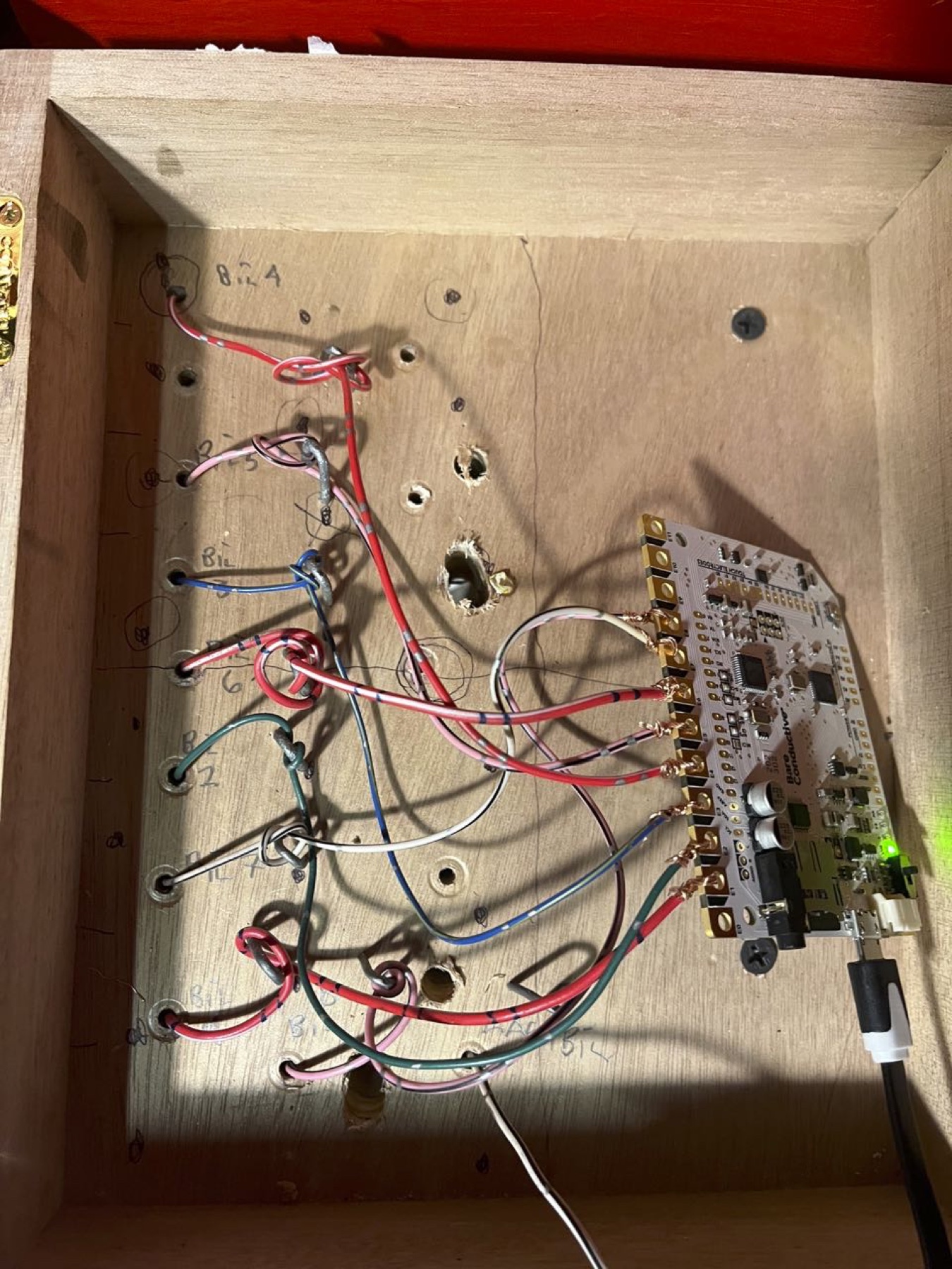 Flyglerne: her samles alle bilernes ledninger i det interface, der styrer bilernes touch-control