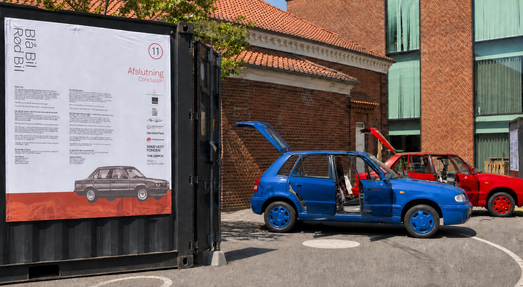Afslutningsbanner ved den blå Skoda Felicia og den røde bil